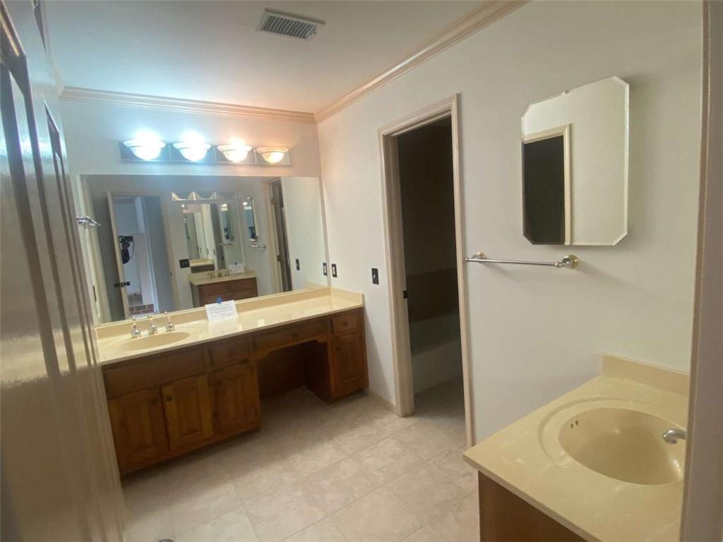 5417 Trentham Drive Atlanta, GA 30338 - Photo 12 of 18 a bathroom with a tub sink and mirror
