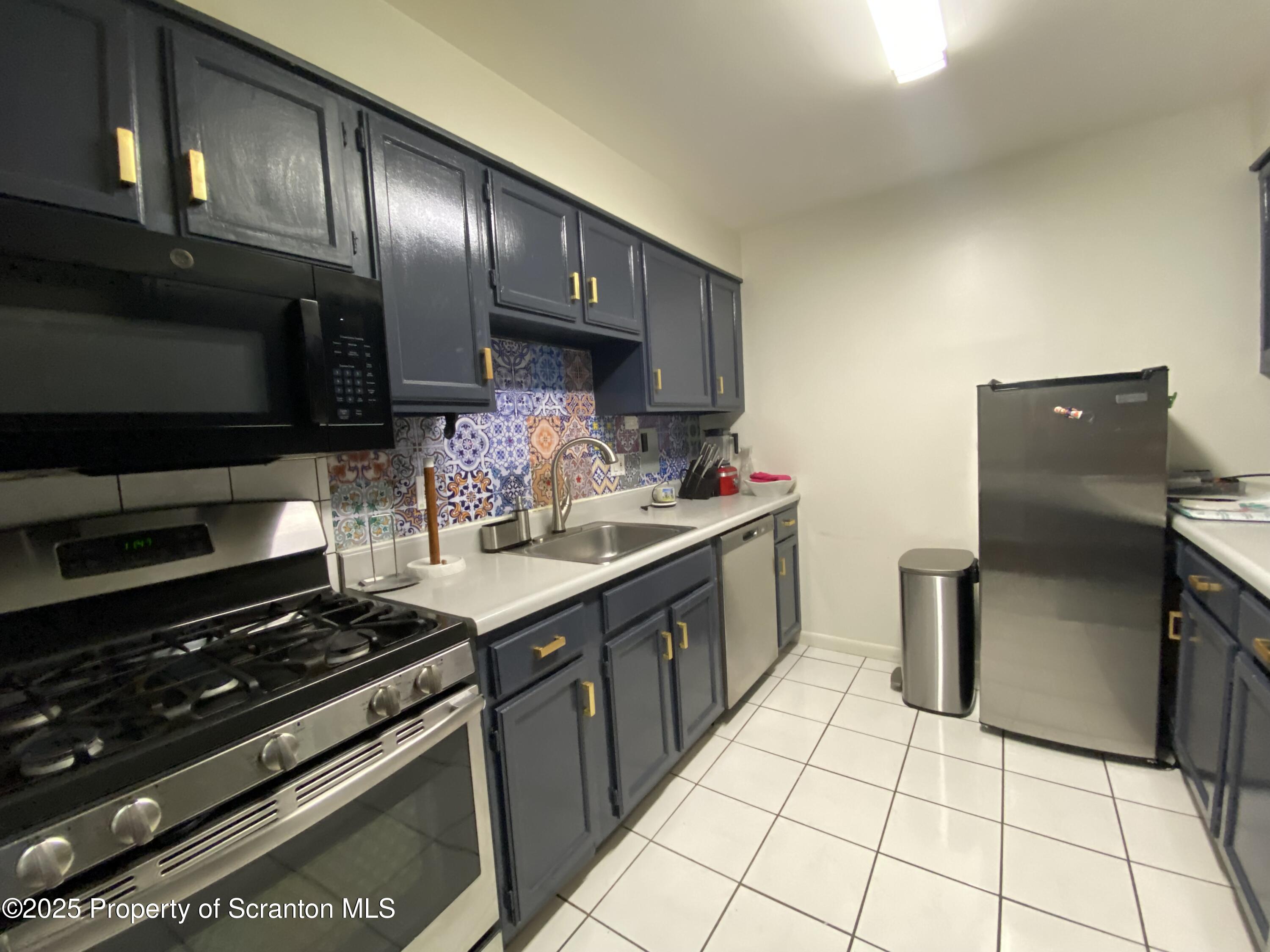 1501 Summit Pointe Scranton, PA 18508 - Photo 6 of 34 a kitchen with stainless steel appliances a sink stove and refrigerator