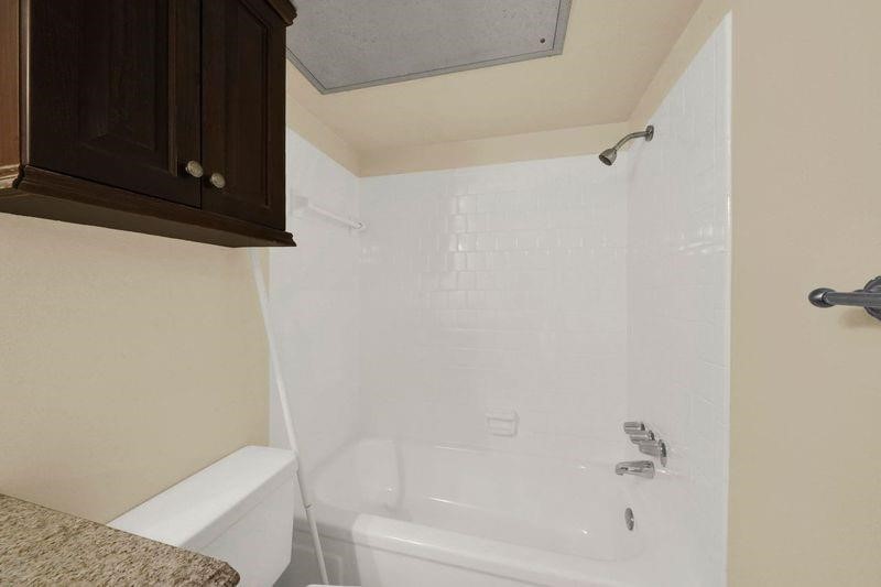 1815 Commonwealth Street, Unit D Houston, TX 77006 - Photo 13 of 23 a bathroom with a bathtub
