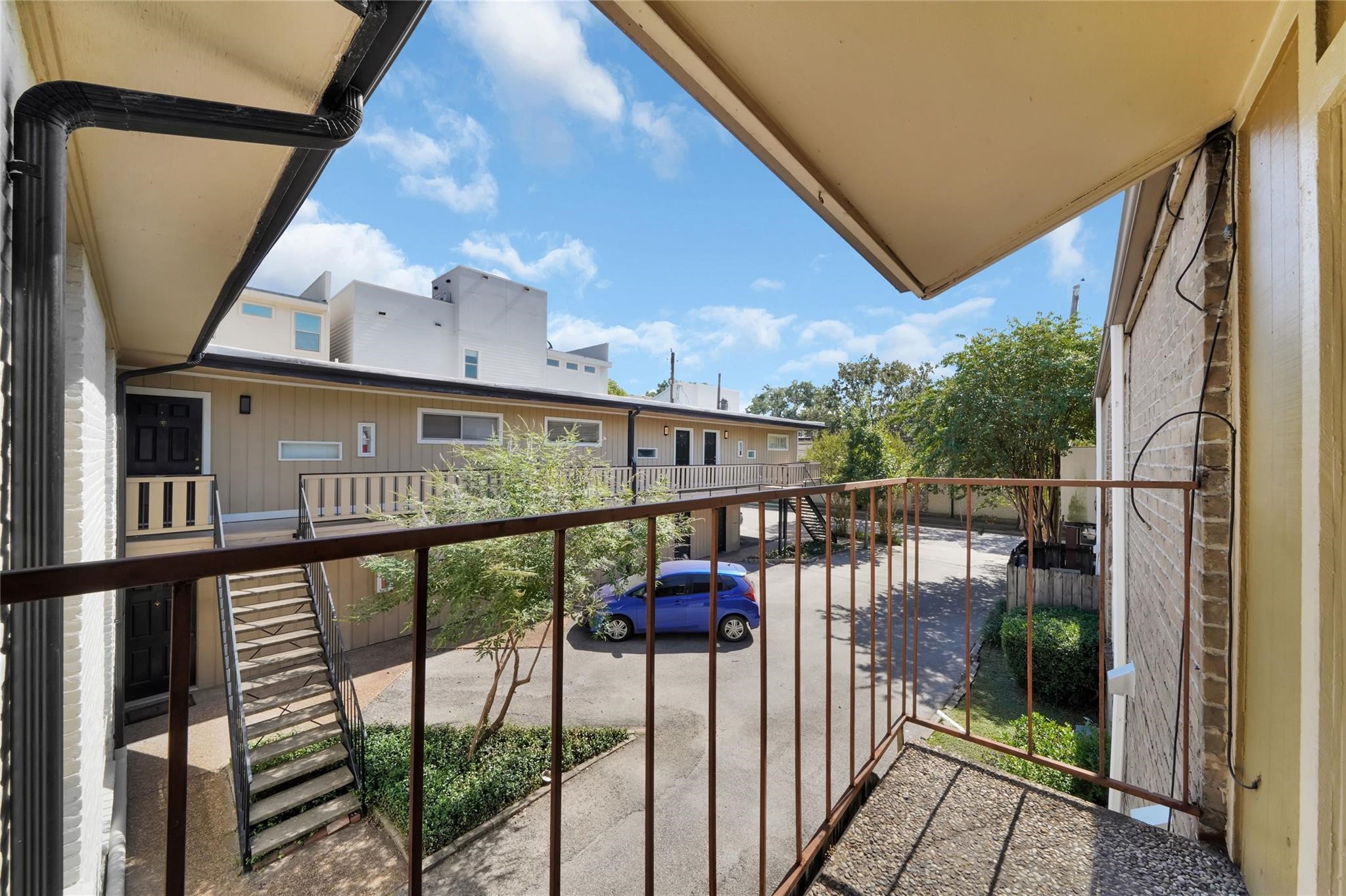 1815 Commonwealth Street, Unit D Houston, TX 77006 - Photo 14 of 23 a view of balcony with furniture