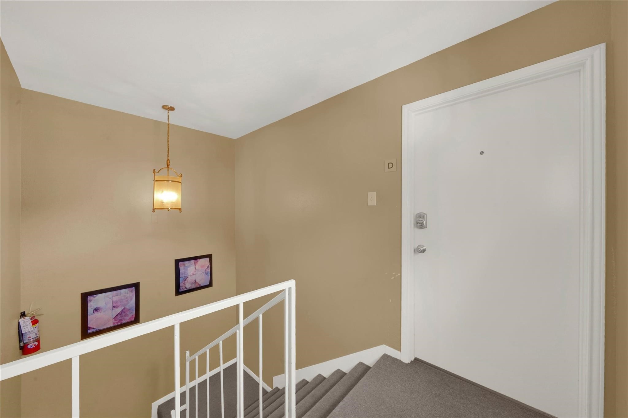 1815 Commonwealth Street, Unit D Houston, TX 77006 - Photo 18 of 23 a bedroom with a bed and a window