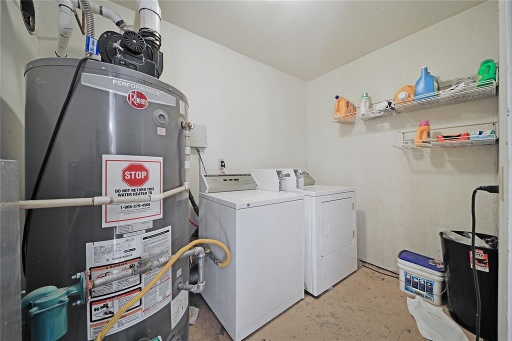 1815 Commonwealth Street, Unit D Houston, TX 77006 - Photo 22 of 23 a utility room with dryer and washer