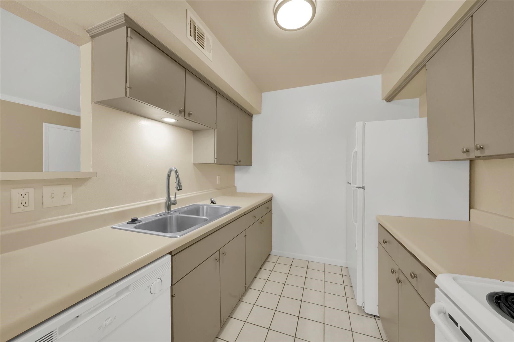 1815 Commonwealth Street, Unit D Houston, TX 77006 - Photo 6 of 23 a kitchen with a sink and cabinets