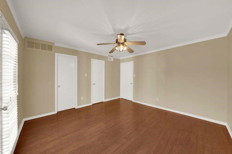 1815 Commonwealth Street, Unit D Houston, TX 77006 - Photo 7 of 23 a view of a room with a ceiling fan and a window