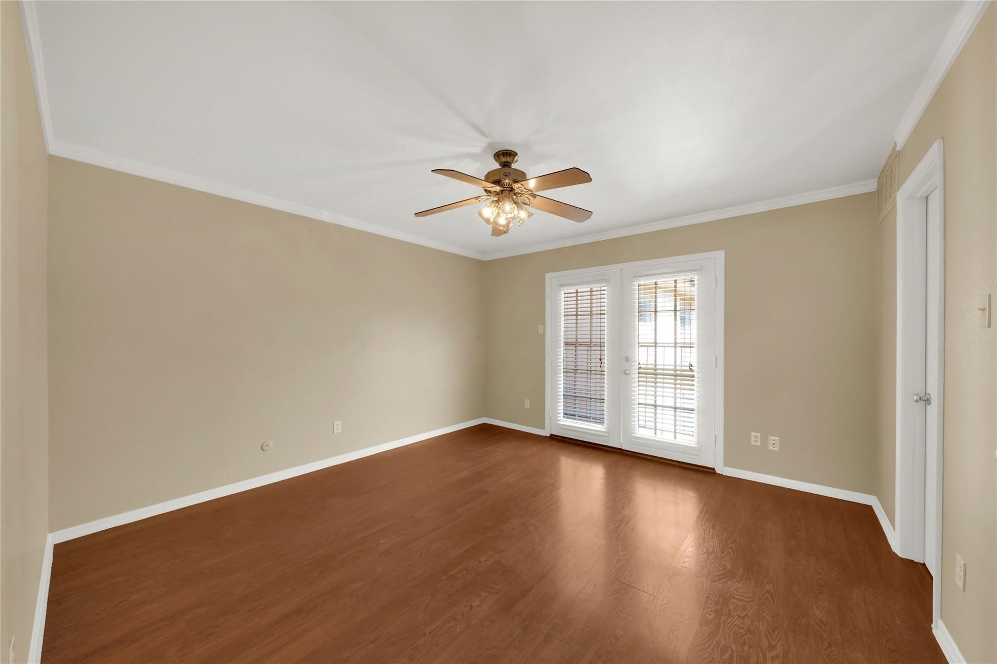 1815 Commonwealth Street, Unit D Houston, TX 77006 - Photo 9 of 23 an empty room with windows and chandelier fan