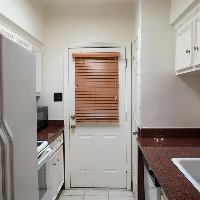 3600 Jeanetta Street, Unit 1301 Houston, TX 77063 - Photo 8 of 21 a view of an empty room with a window