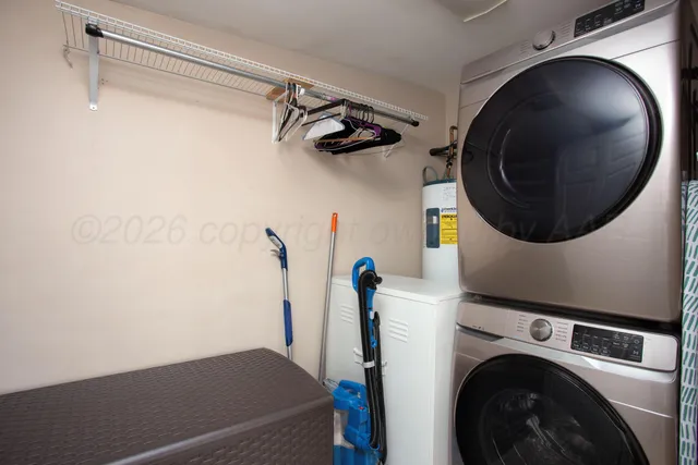 a view of entryway with washer and dryer