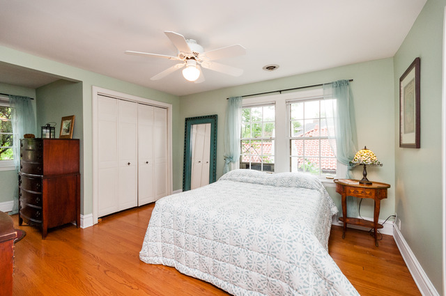 511 Lathrop Avenue River Forest, IL 60305 - Photo 14 of 25 a bedroom with a bed and a chandelier