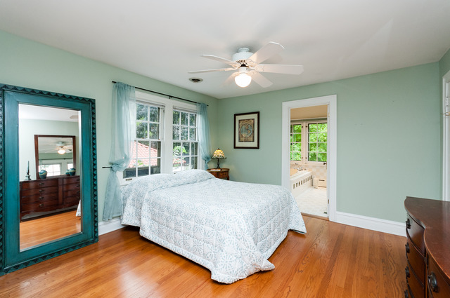 511 Lathrop Avenue River Forest, IL 60305 - Photo 16 of 25 a bedroom with a large bed and a chandelier