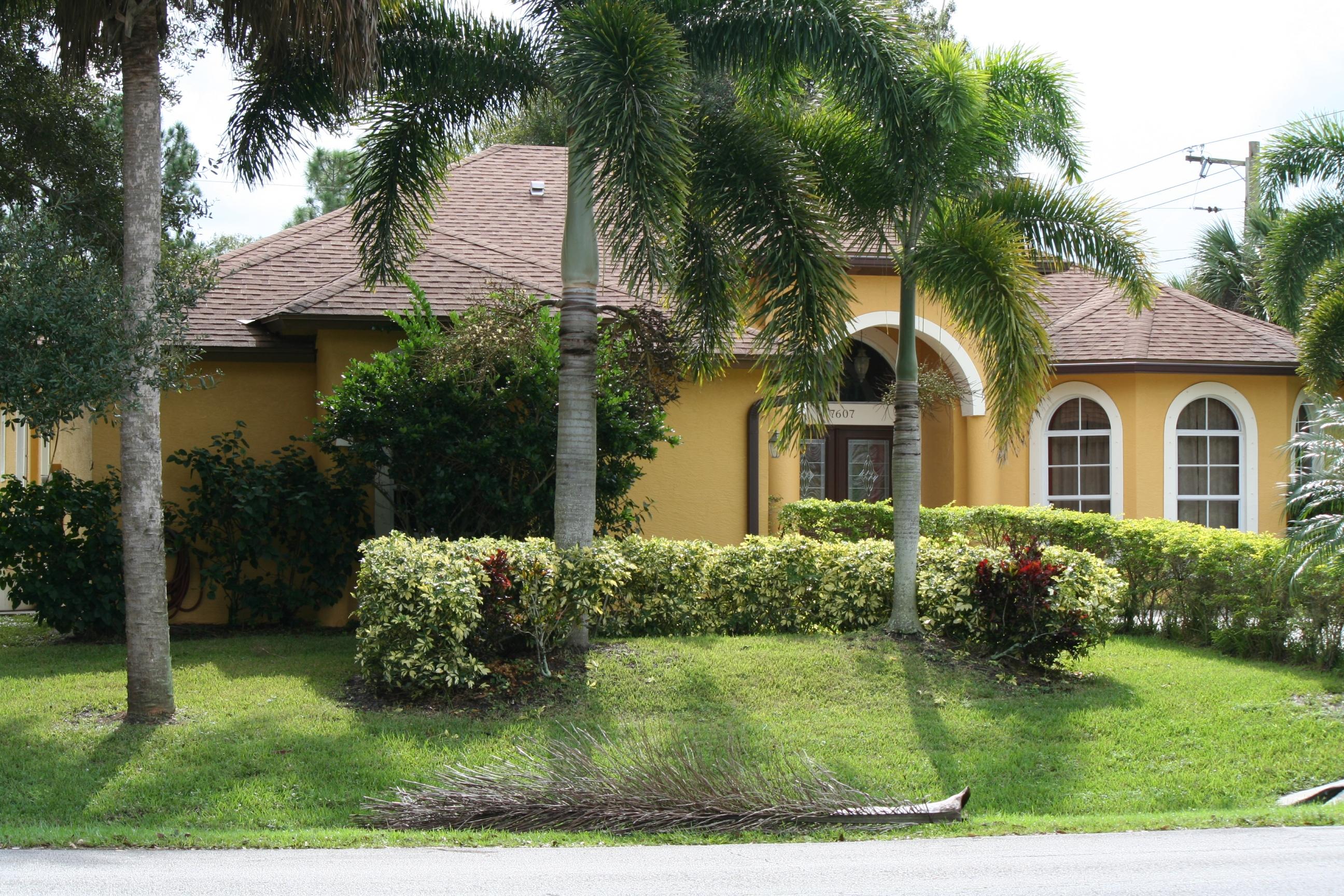 7607 Hibiscus Road Fort Pierce, FL 34951 - Photo 4 of 31 Front