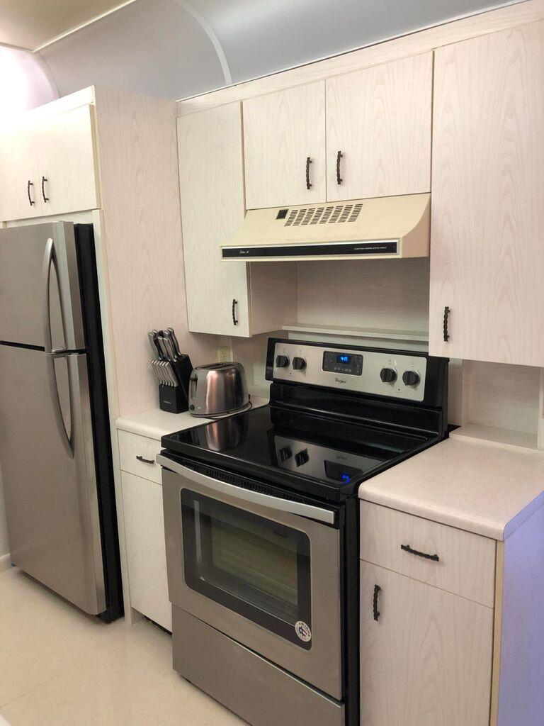 2059 Ainslie Drive, Unit D Boca Raton, FL 33434 - Photo 17 of 18 kitchen