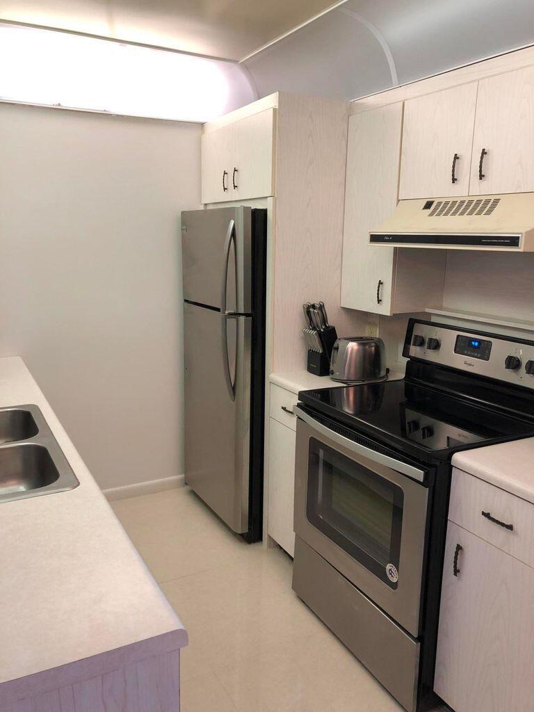 2059 Ainslie Drive, Unit D Boca Raton, FL 33434 - Photo 3 of 18 kitchen