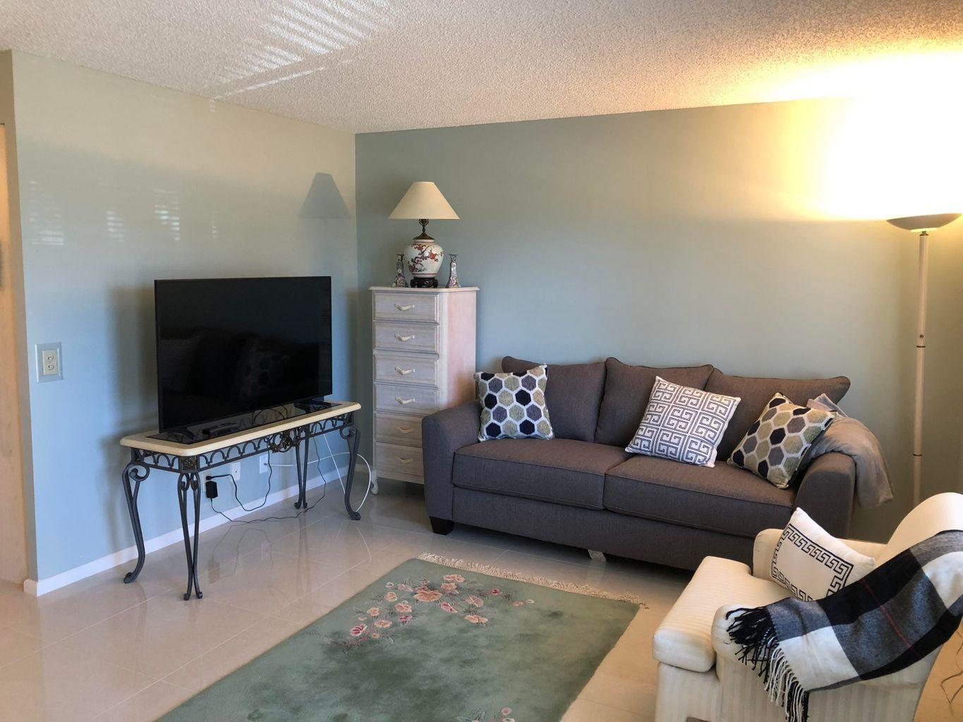2059 Ainslie Drive, Unit D Boca Raton, FL 33434 - Photo 5 of 18 livingroom