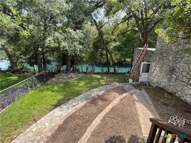 $2,900 | 184 East Lincoln Street, New Braunfels, TX 78130