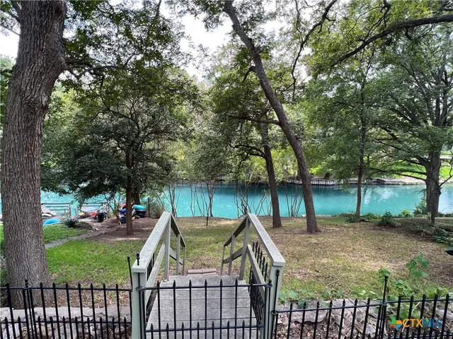 $2,900 | 184 East Lincoln Street, New Braunfels, TX 78130