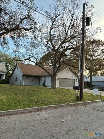 $2,900 | 184 East Lincoln Street, New Braunfels, TX 78130