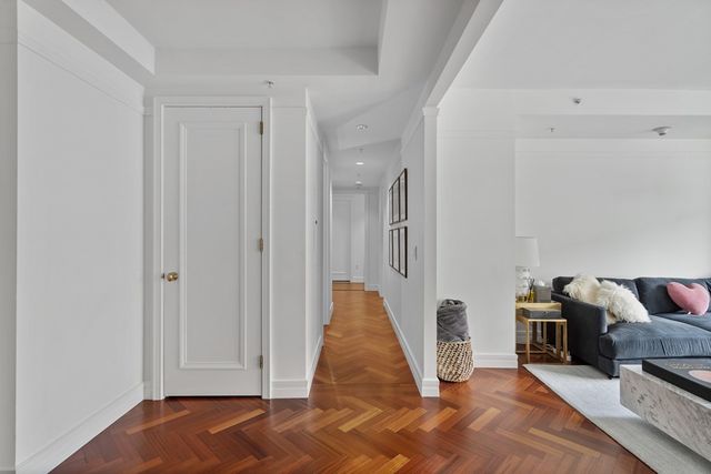 a view of livingroom with furniture