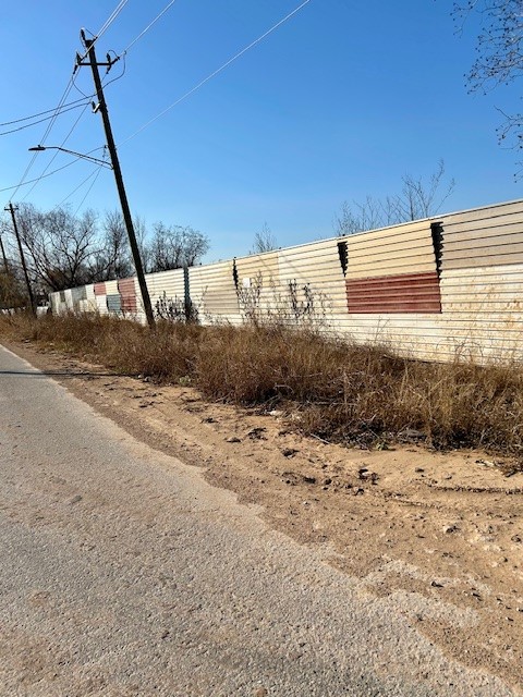 0 Selinsky Road Houston, TX 77048 - Photo 4 of 6 a view of a dry yard with a tree