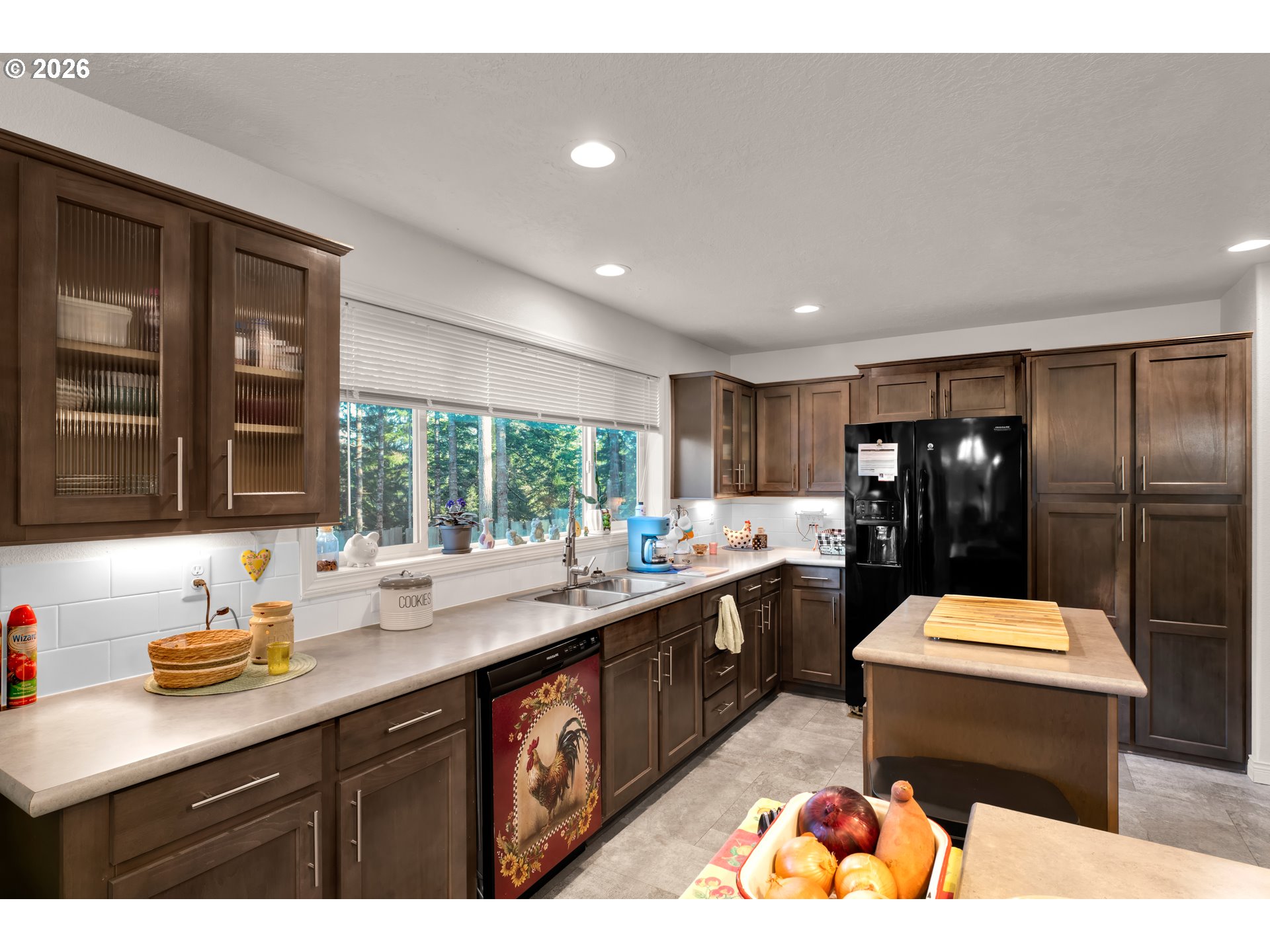 89555 Shorecrest Drive Florence, OR 97439 - Photo 9 of 24 a kitchen with a sink appliances and cabinets