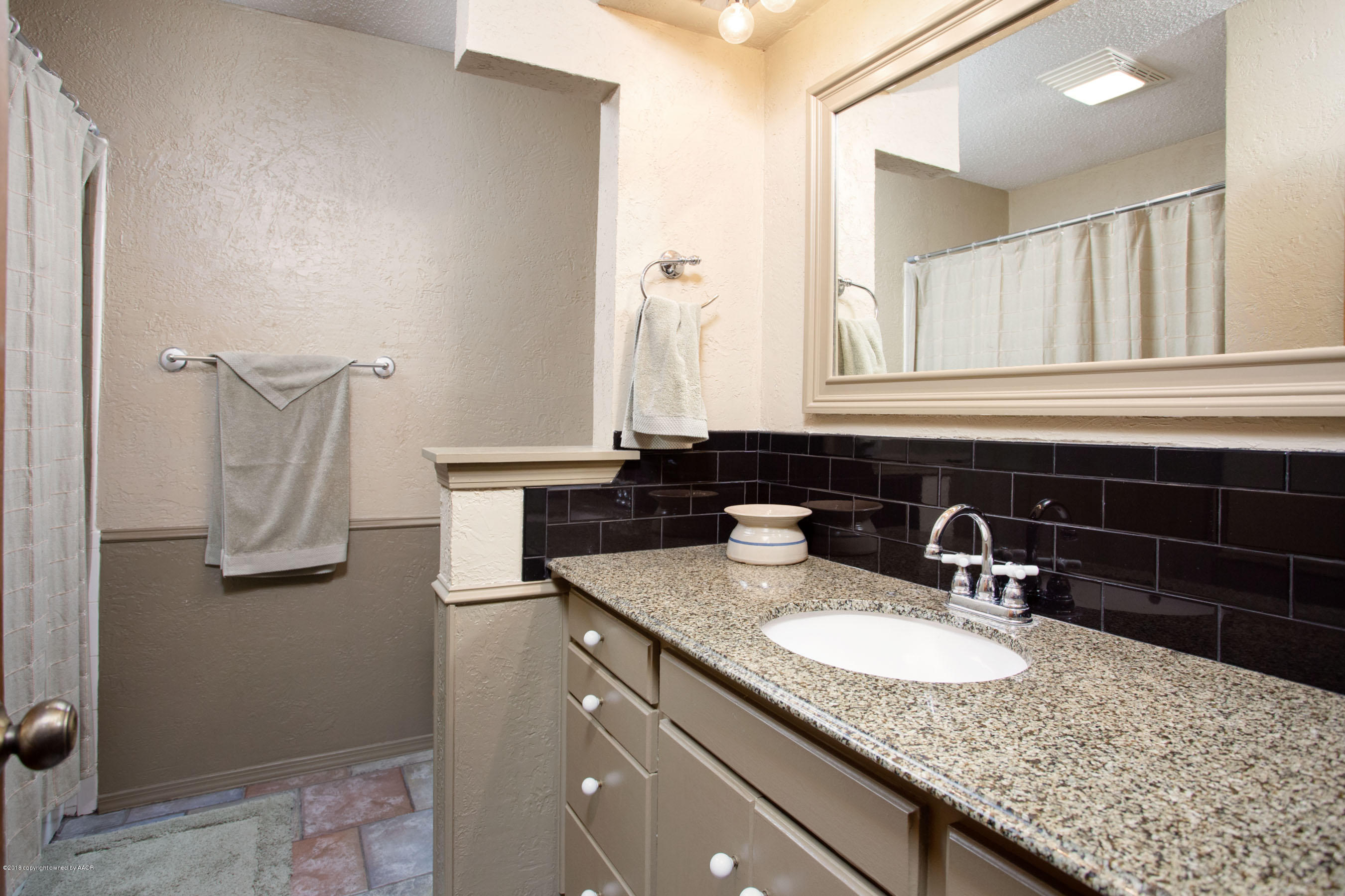 4204 Dodson Drive Amarillo, TX 79110 - Photo 19 of 21 Hall Bath