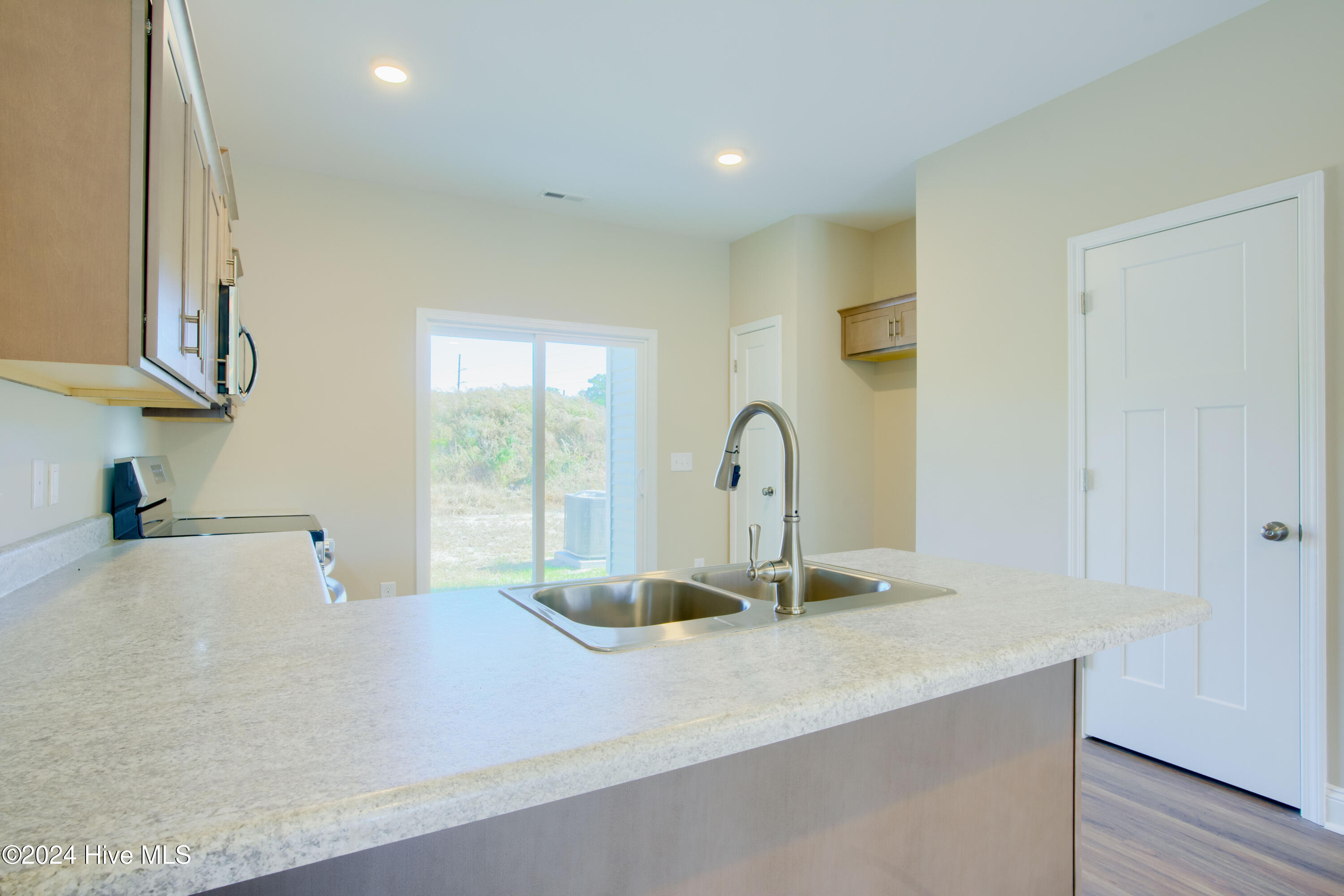 600 Jacks Xing Drive Hubert, NC 28539 - Photo 4 of 19 Kitchen