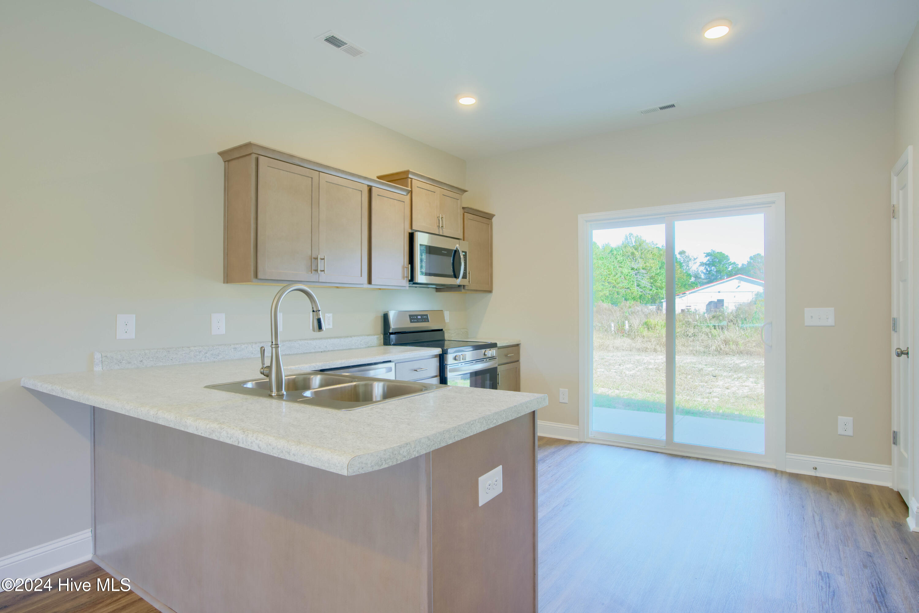 600 Jacks Xing Drive Hubert, NC 28539 - Photo 5 of 19 Kitchen