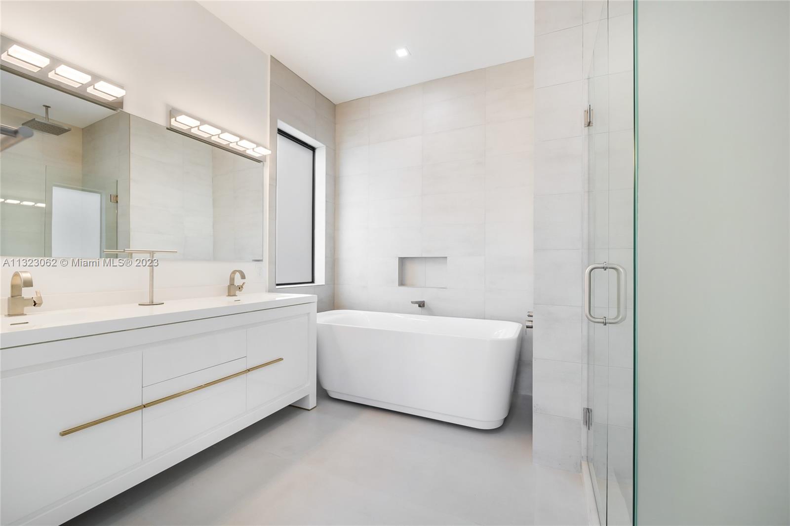 442 Southwest 15th Road Miami, FL 33129 - Photo 12 of 18 a bathroom with a bathtub a sink and a mirror