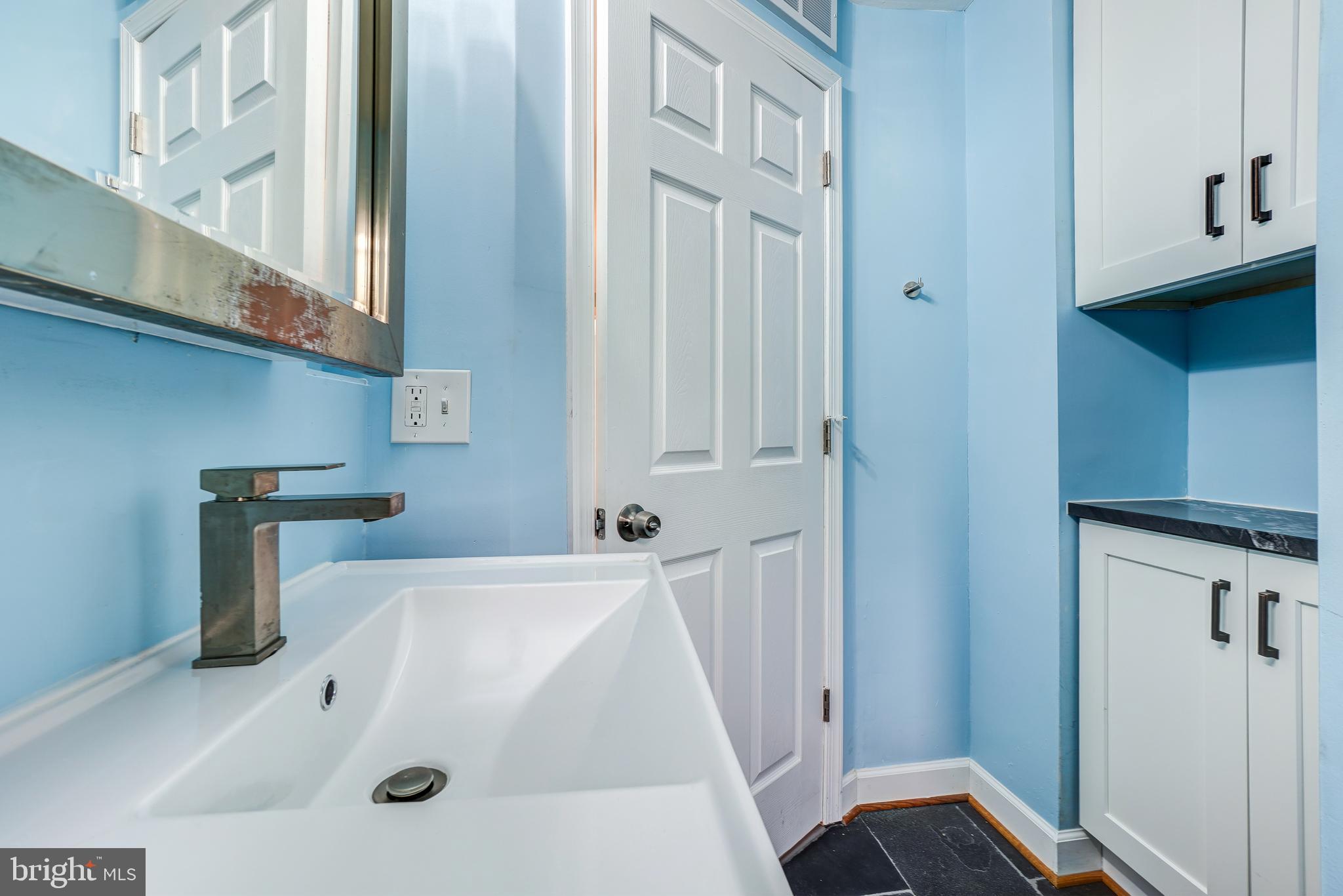 849 South Glebe Road Arlington, VA 22204 - Photo 19 of 38 Upper level bathroom with extra storage