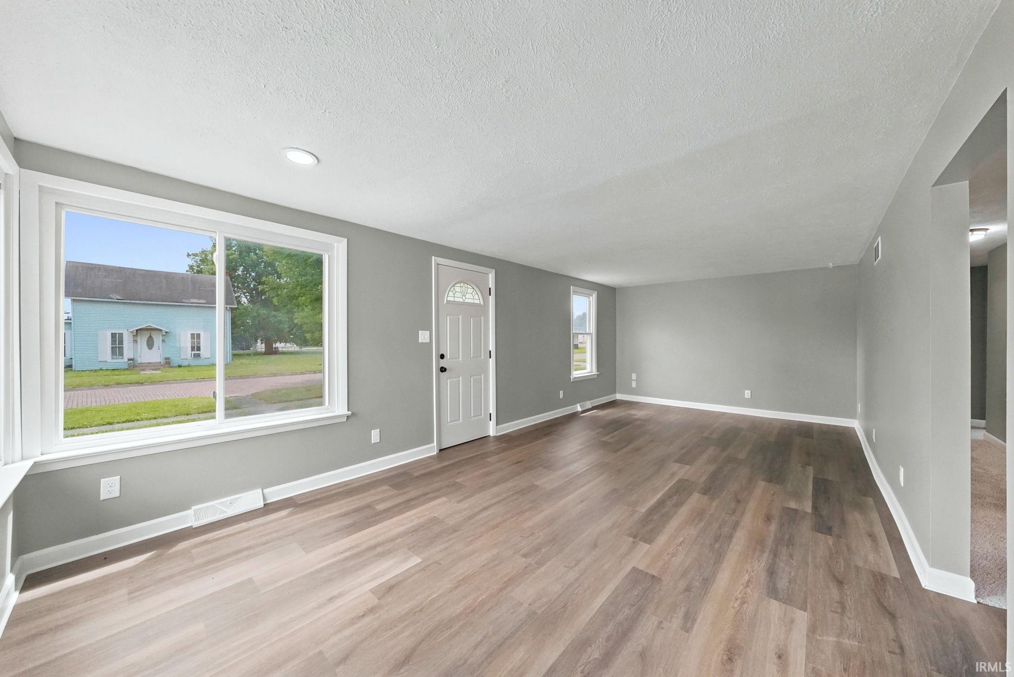 206 West Prairie Street Leesburg, IN 46538 - Photo 4 of 34