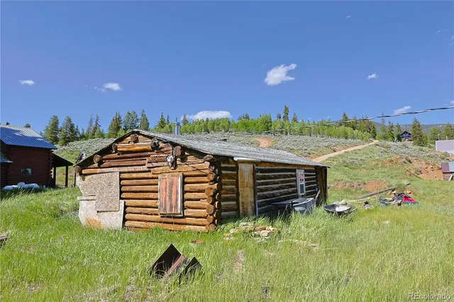 a view of yard with green space