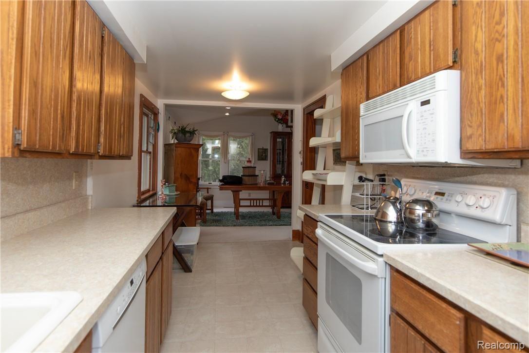 5826 Mt Morris Road Columbiaville, MI 48421 - Photo 35 of 42 Kitchen 3.jpg