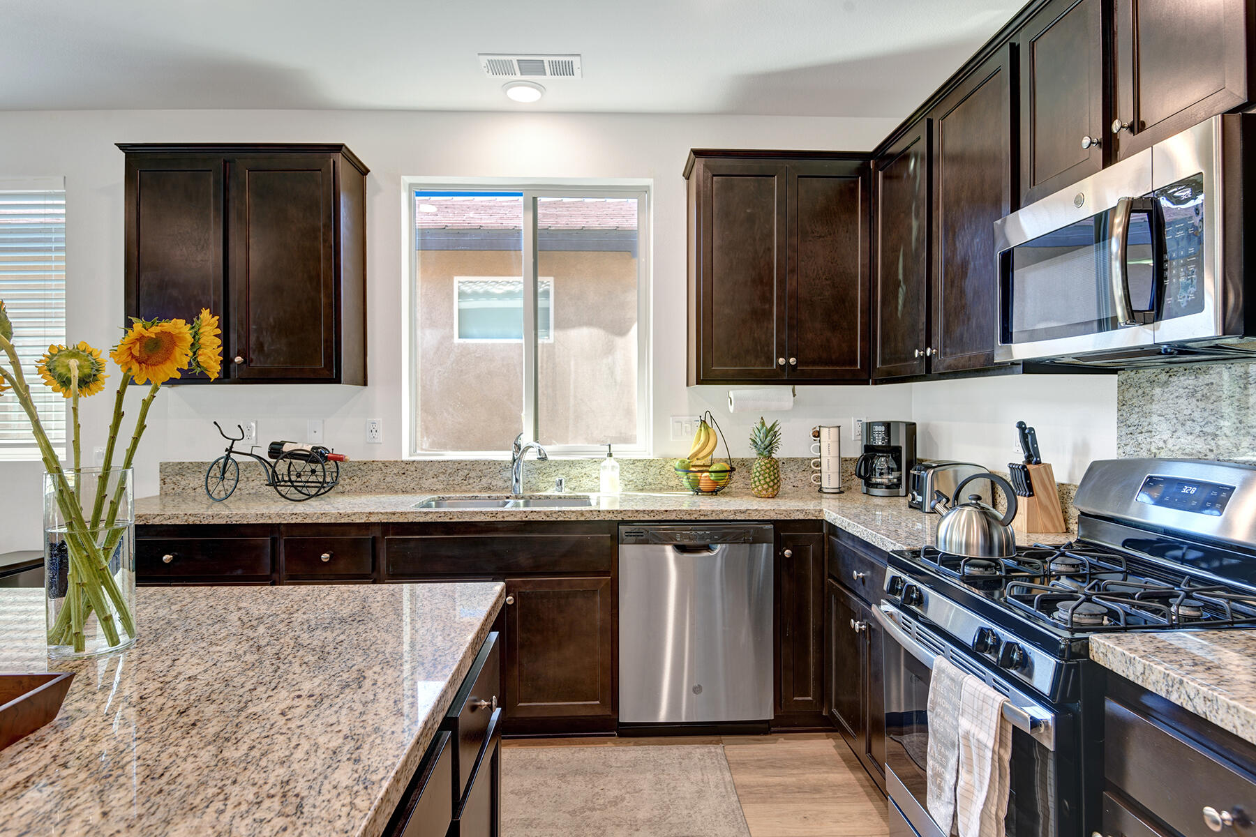 82785 Freeman Court Indio, CA 92201 - Photo 16 of 52 KITCHEN THROUGH TIGHT RS