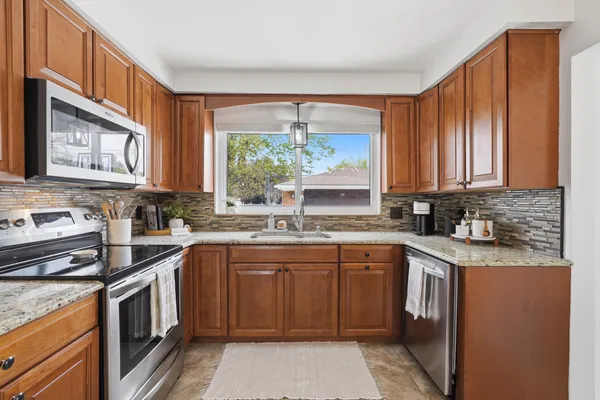$314,900 | 32900 Hees Street, Livonia, MI 48150