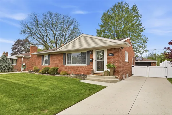 $314,900 | 32900 Hees Street, Livonia, MI 48150