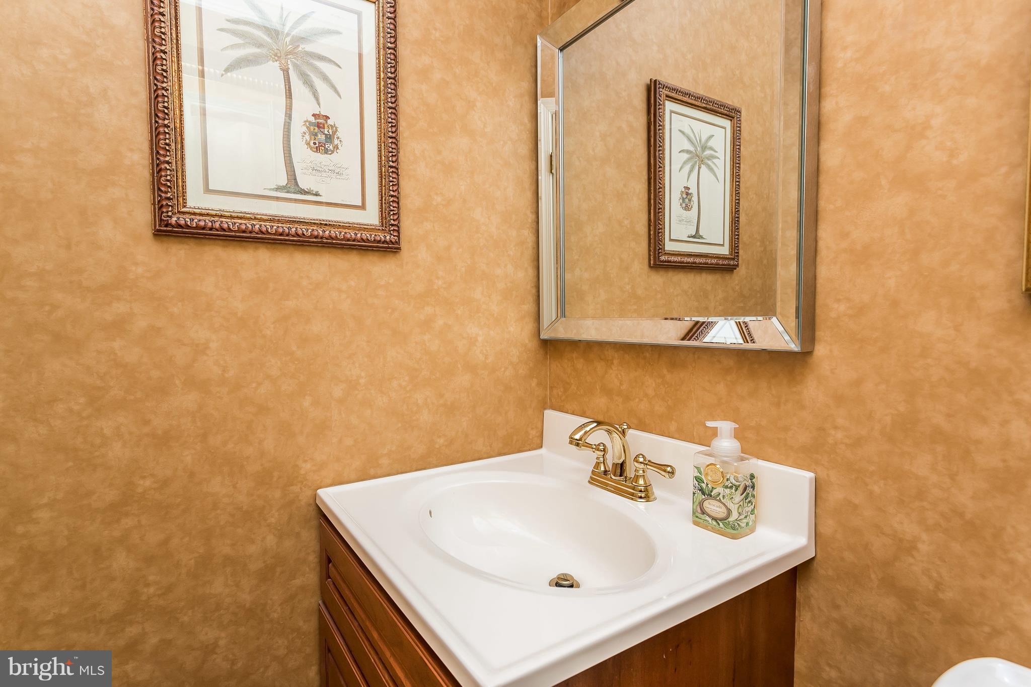 10562 Gateridge Road Cockeysville, MD 21030 - Photo 11 of 30 Half Bath Main Level