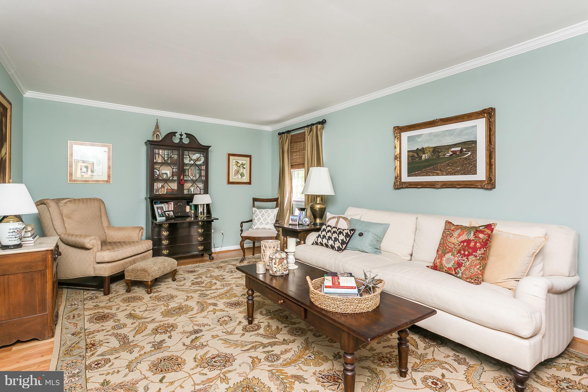 10562 Gateridge Road Cockeysville, MD 21030 - Photo 4 of 30 Living Room