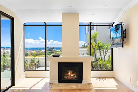 $1,725,000 | 200 Paris Lane, Unit 111, Newport Beach, CA 92663