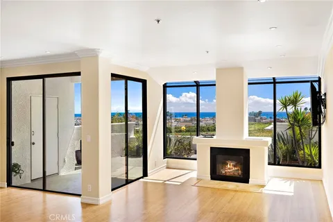 $1,725,000 | 200 Paris Lane, Unit 111, Newport Beach, CA 92663