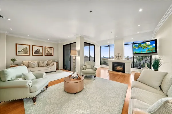 $1,725,000 | 200 Paris Lane, Unit 111, Newport Beach, CA 92663