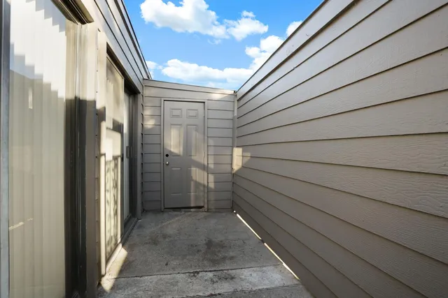 a view of back yard of the house