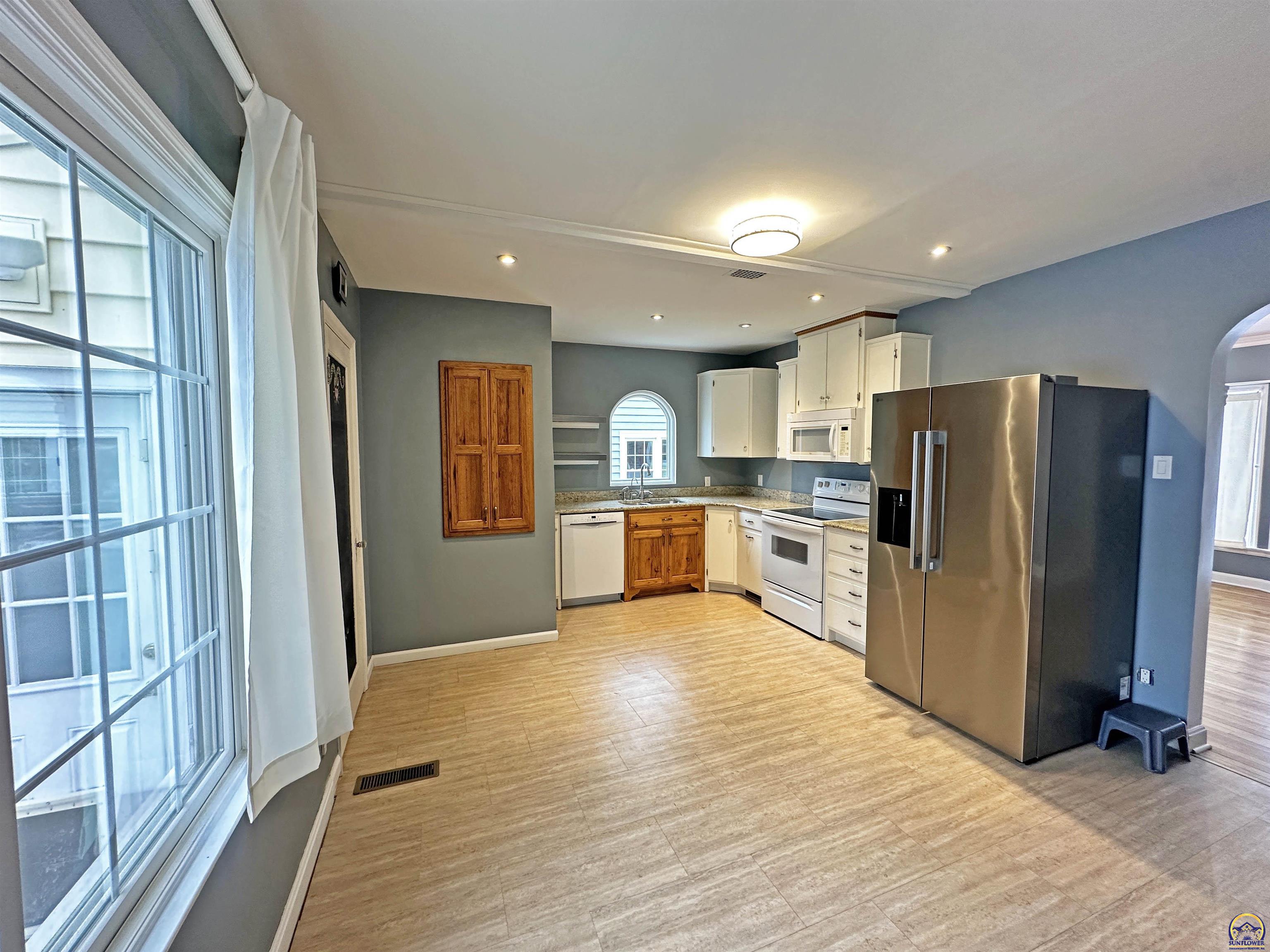 1735 Southwest Randolph Avenue Topeka, KS 66604 - Photo 7 of 14