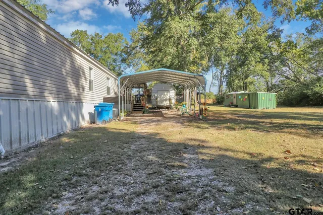 a view of a pathway with a house