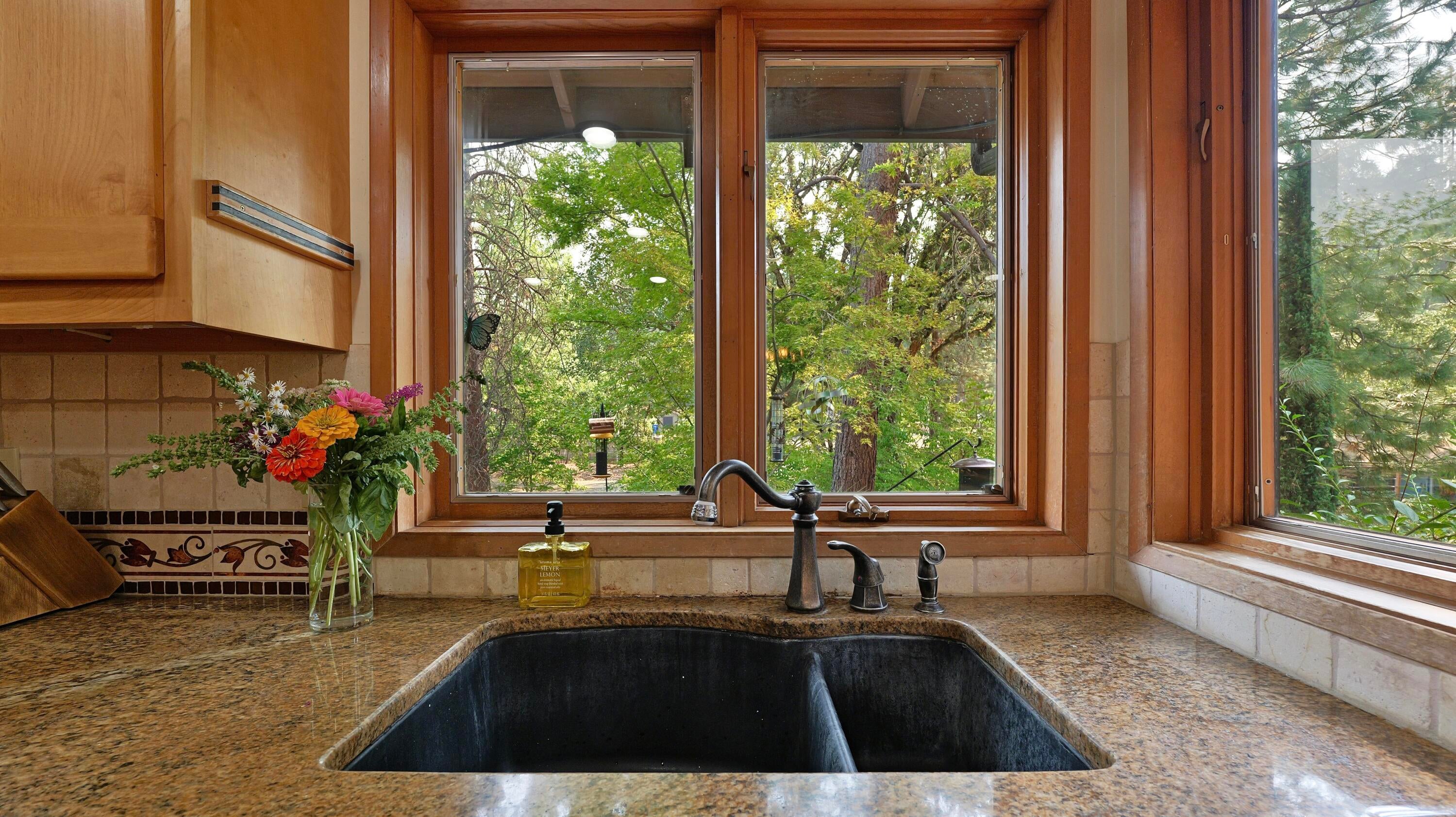 975 Old Ferry Road Shady Cove, OR 97539 - Photo 21 of 100 Kitchen