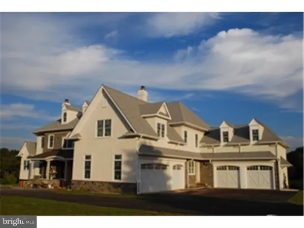 a view of residential houses with sky view