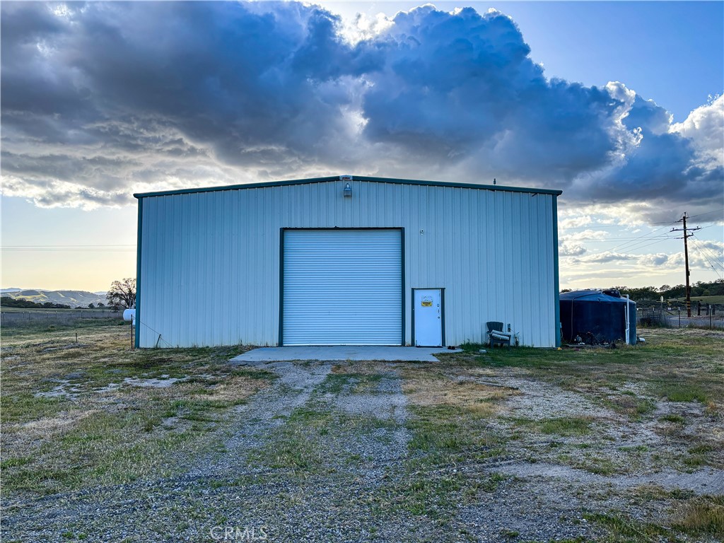 48100 Lockwood-Jolon Road Lockwood, CA 93932 - Photo 2 of 11 a view of a backyard