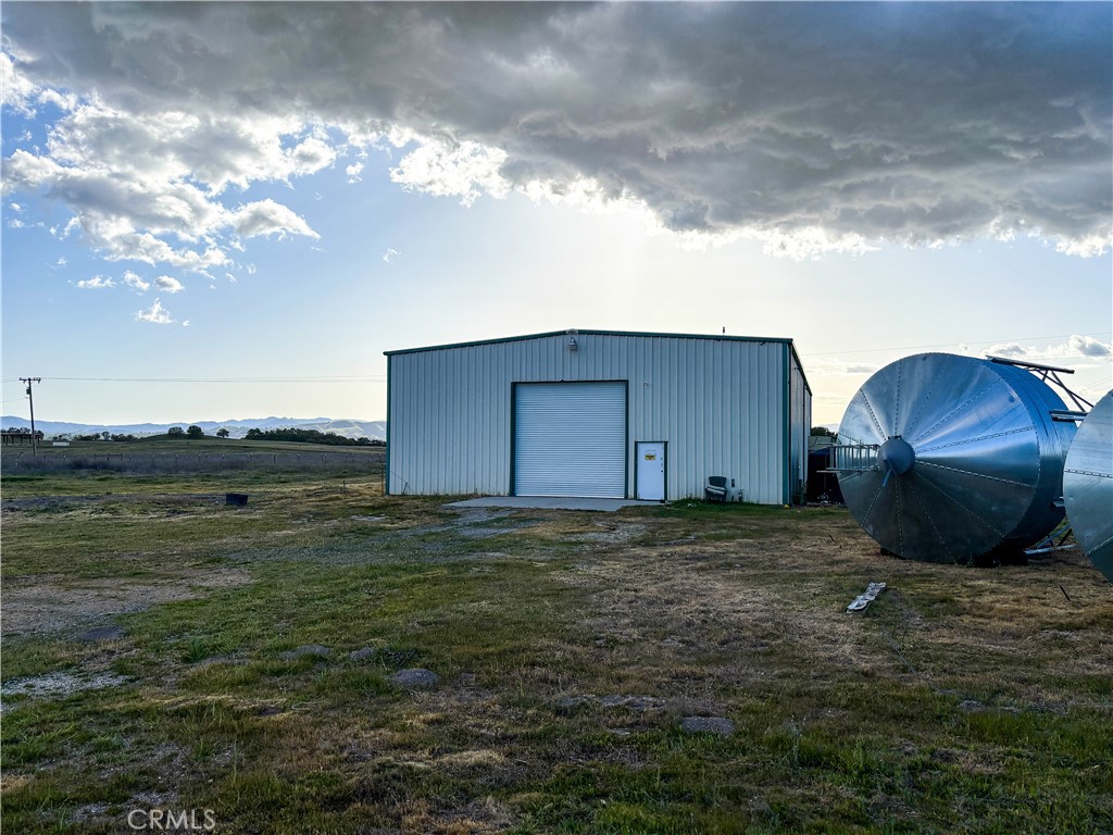 48100 Lockwood-Jolon Road Lockwood, CA 93932 - Photo 4 of 11 a view of a backyard of the house