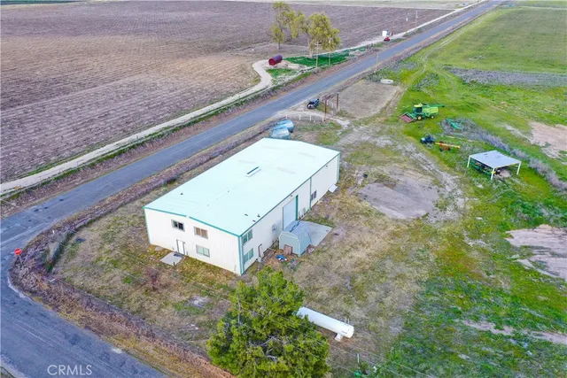 a view of a backyard with plants