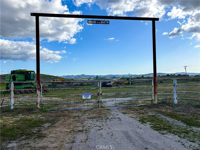 a view of a back yard