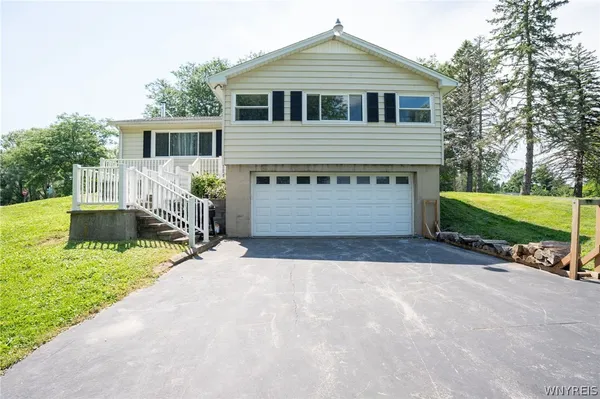 $299,999 | 1359 Roberts Road, Alabama, NY 14013