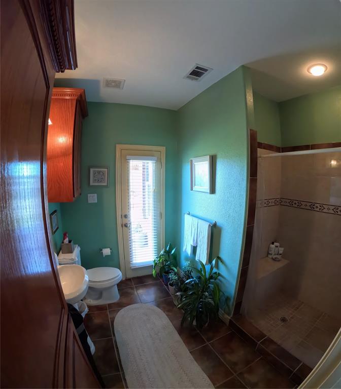 6401 County Road 3208 Lone Oak, TX 75453 - Photo 20 of 26 a living room with furniture and a potted plant
